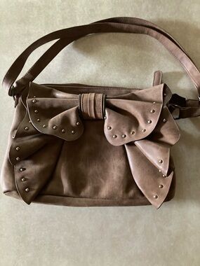 Women’s Bow Accent Shoulder Bag in Brown